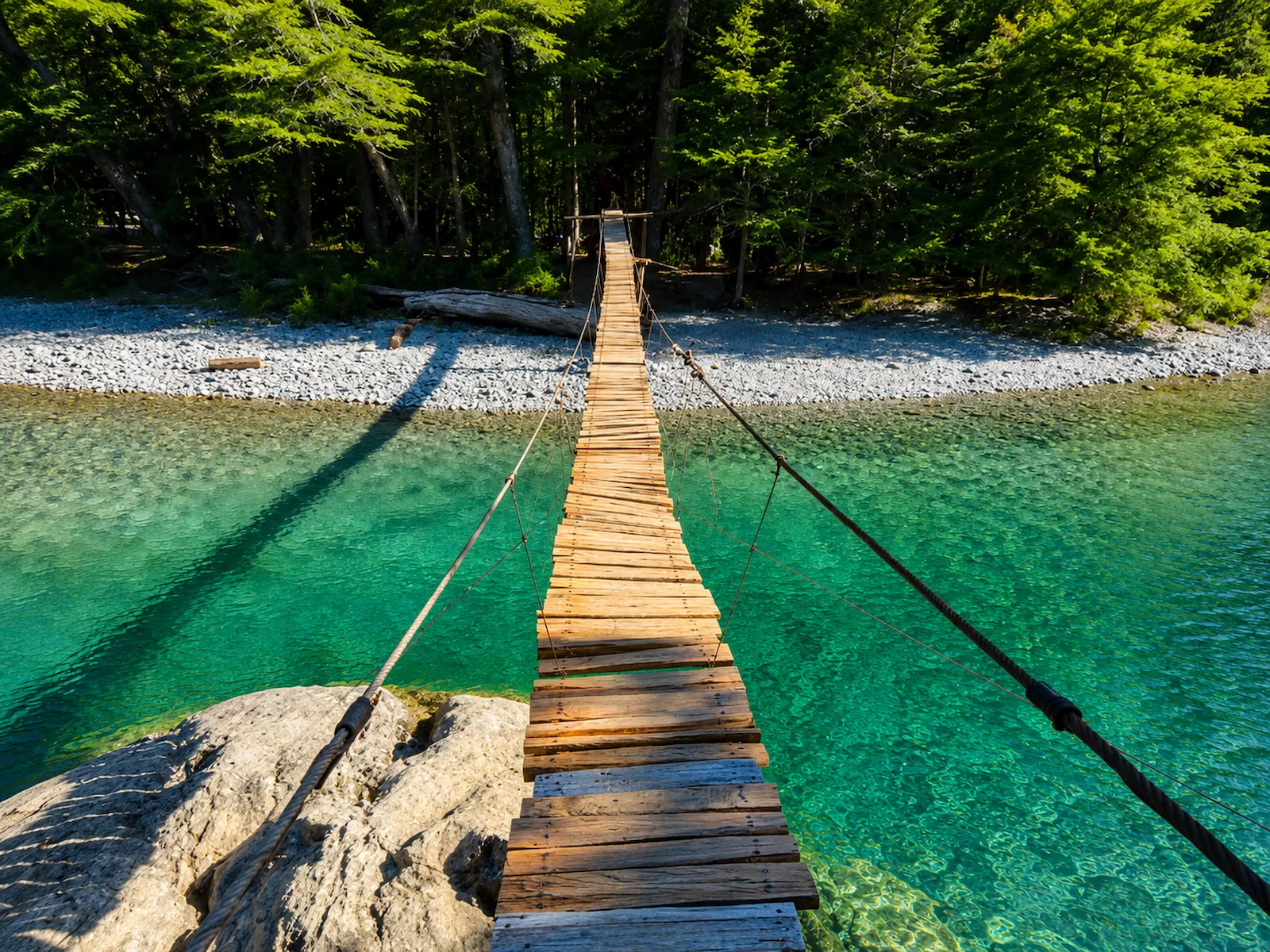 Río de agua turquesa en el Cajón del Azul, entre bosque y piedra