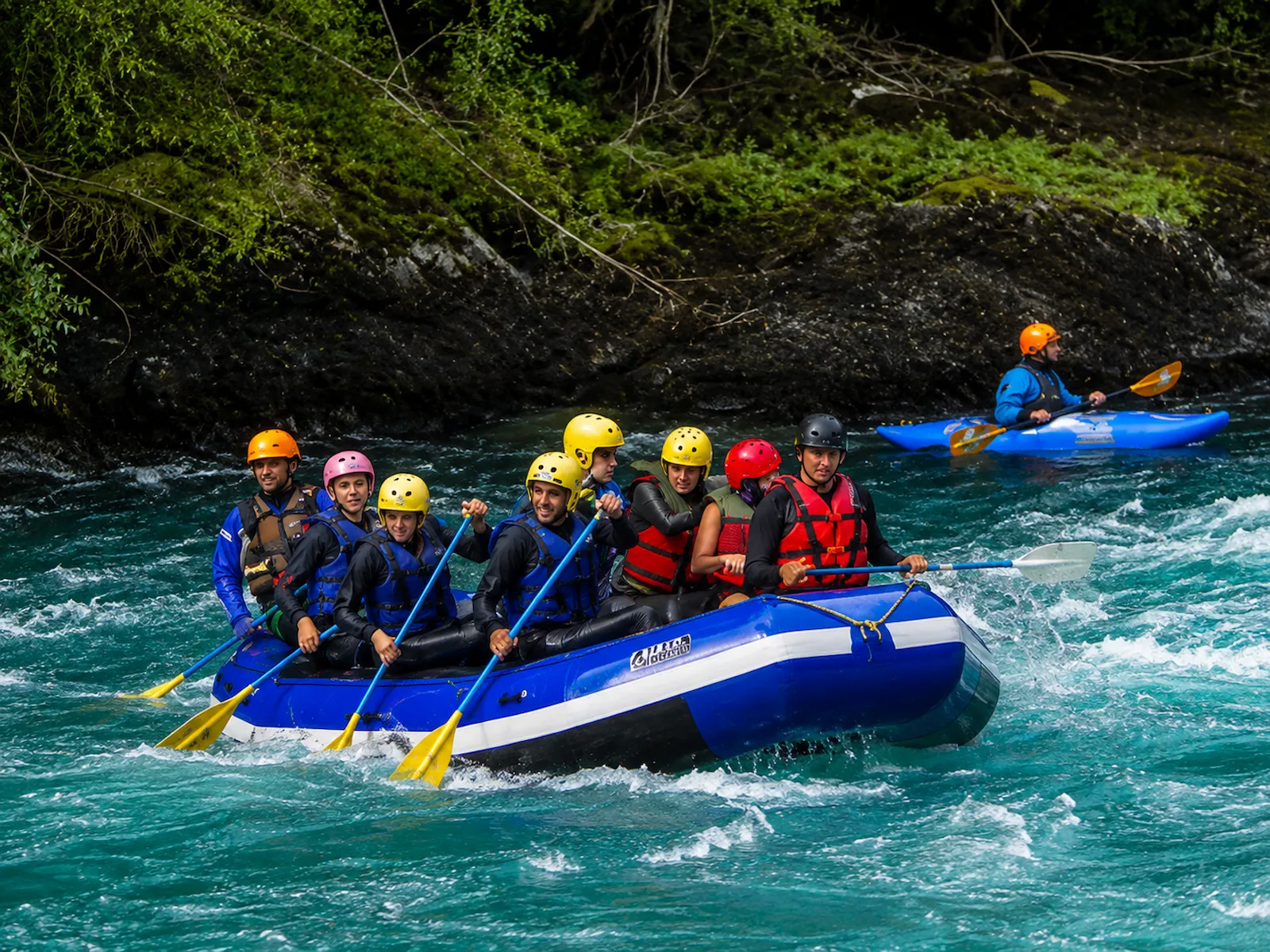 Balsa de rafting en el río Azul, entre bosque y piedra